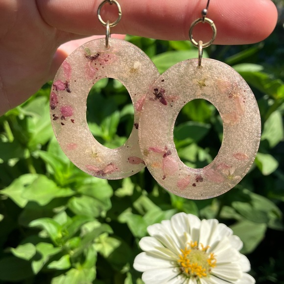 Handmade pink floral resin earrings. - Picture 5 of 5